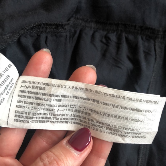 ABERCROMBIE & FITCH zip back sheer sleeve romper in black. Size 2. - Picture 15 of 15